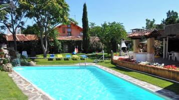 Kolam renang outdoor musiman