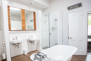 Laanhof Victorian House Main Room | Bathroom | Rainfall showerhead, free toiletries, hair dryer, towels - Laanhof (Stellenbosch)