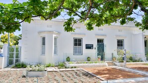 Um edifício branco com uma placa que diz 'LAANHOF SELF CATERING UNITS'.