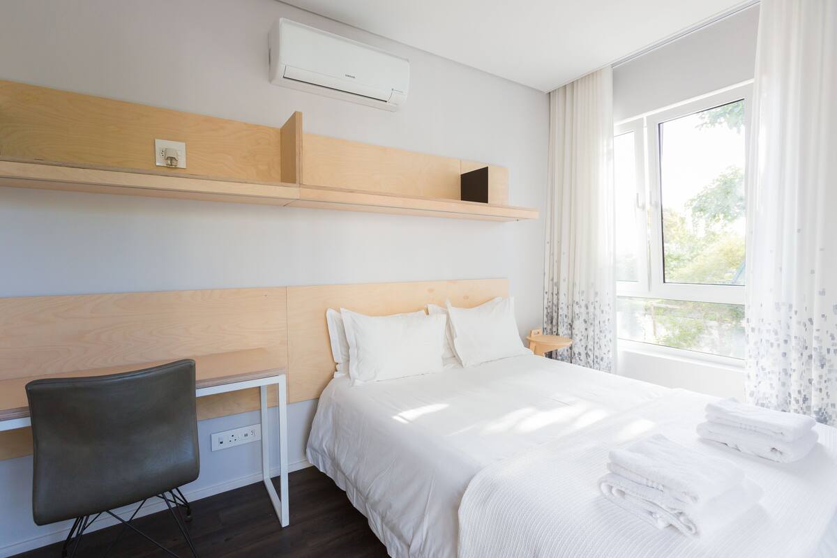 Laanhof 3 Double Bedroom Apartment | 高級寝具、セーフティボックス (室内)、デスク、ノートパソコン用作業スペース