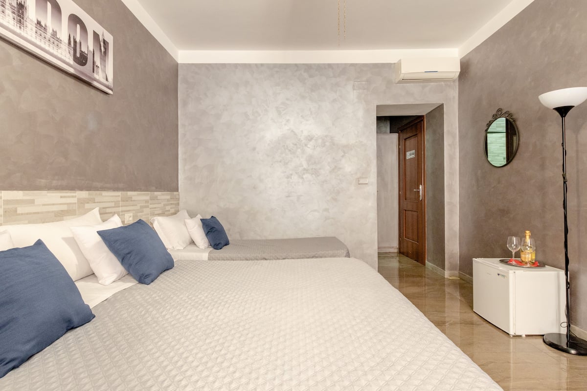 Minibar, bureau, Wi-Fi gratuit, draps fournis