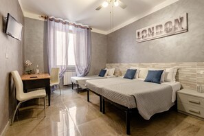 Comfort vierpersoonskamer, 1 slaapkamer | Een minibar, een bureau, gratis wifi, beddengoed