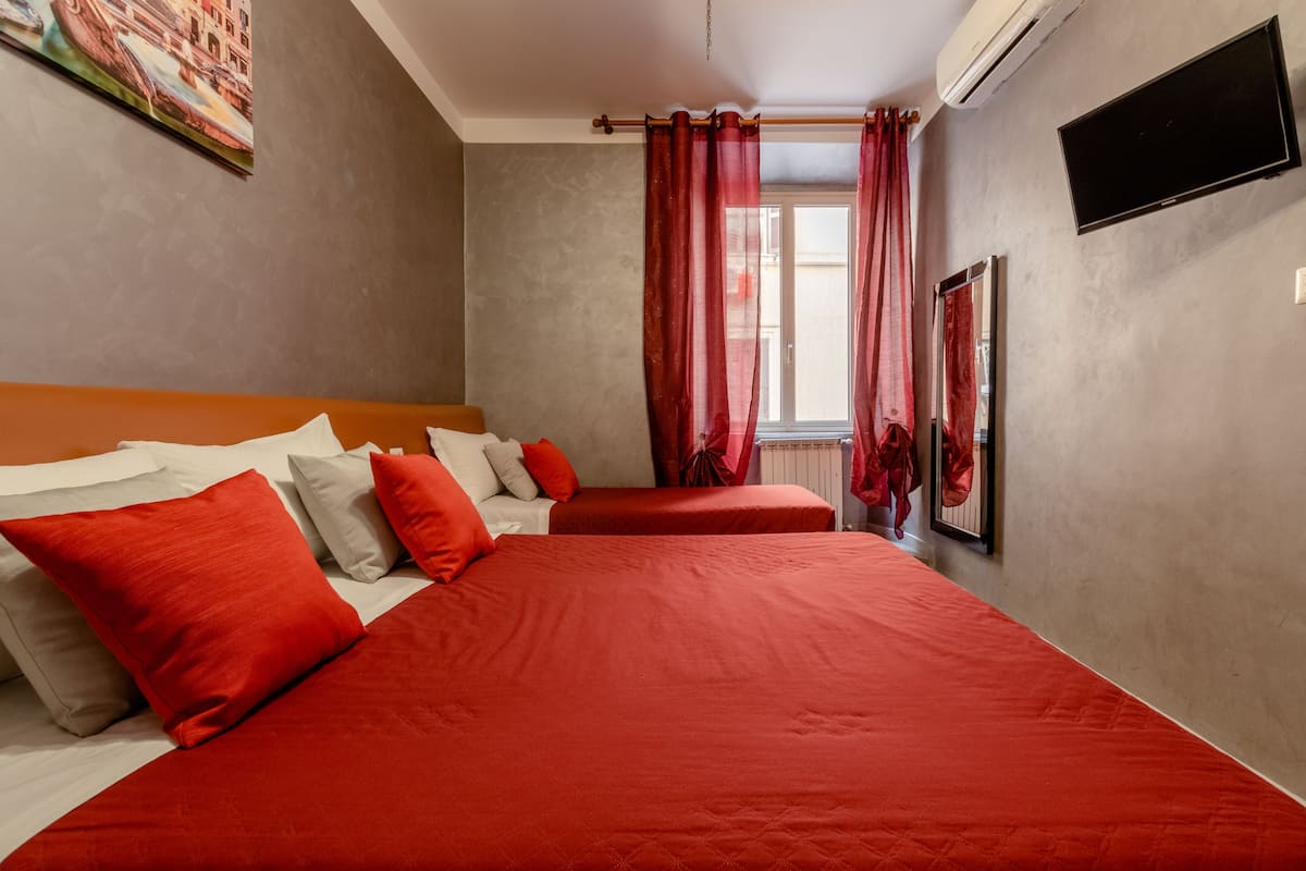 Minibar, bureau, Wi-Fi gratuit, draps fournis