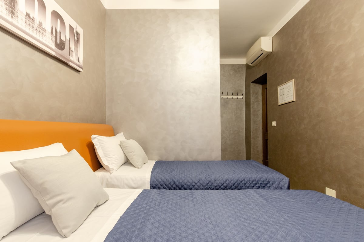 Minibar, bureau, Wi-Fi gratuit, draps fournis
