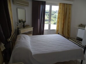 Hypo-allergenic bedding, free minibar, individually decorated - Artemis GreenHill (Spata-Artemida)