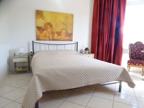 Apartment (First Floor) | Peralatan tempat tidur hipoalergenik, bar mini percuma 