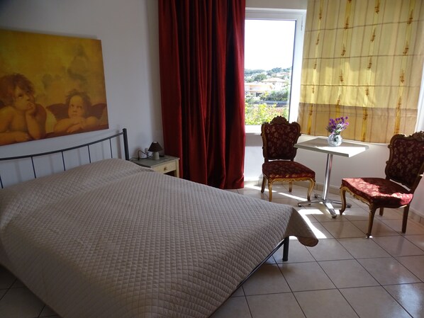 Apartment (First Floor) | Peralatan tempat tidur hipoalergenik, bar mini percuma 