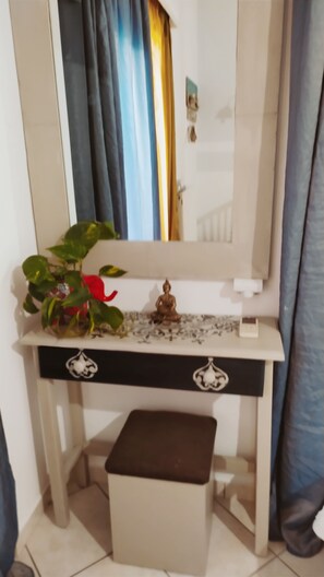 Ropa de cama hipoalergénica y minibar con artículos gratuitos 