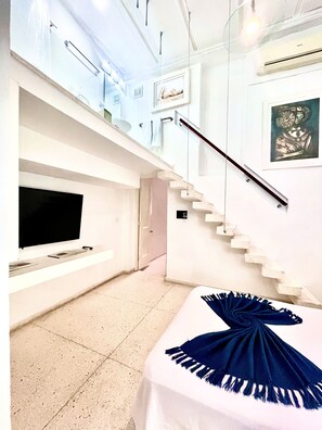 Deluxe Studio Suite, 1 Bedroom | Premium bedding, minibar, in-room safe, individually decorated