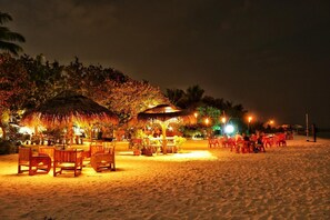 Beach nearby, white sand, free beach cabanas, sun-loungers - Bitos GH (Himmafushi)