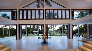 Un hallo espacioso con una fuente central, ventanas amplias y vistas al exterior.