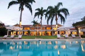 Piscine extérieure, parasols de plage, chaises longues