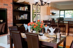 تناول الطعام داخل الغرفة