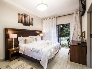 1 bedroom, premium bedding, in-room safe, desk - Three Olives Guesthouse (Centurion)