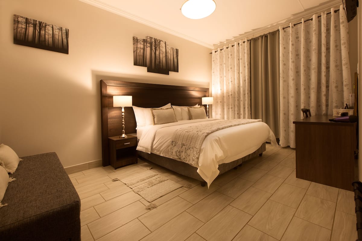 Family Unit | 1 bedroom, premium bedding, in-room safe, desk