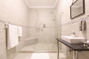 Quarto casal superluxo, 1 quarto | Banheiro | Produtos de toalete grátis, secador de cabelo, toalhas de banho 