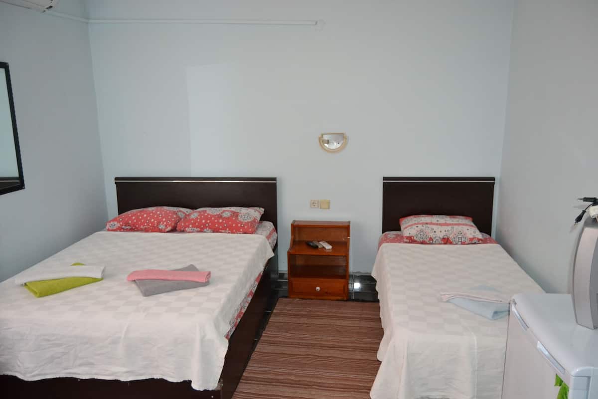 Quarto triplo | Roupas de cama premium, Wi-Fi de cortesia, roupa de cama