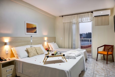 Ropa de cama hipoalergénica, minibar, escritorio y cortinas blackout . Hotel Portal da Lua