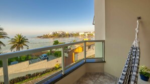 Un balcon avec vue sur la mer et sur le paysage urbain.