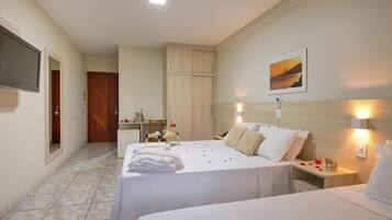 Minibar, escritorio, cortinas blackout y tabla de planchar con plancha
