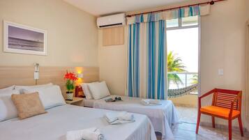 LÀgenhet Standard - utsikt mot stranden | Minibar, skrivbord, mörklÀggningsgardiner och strykjÀrn/strykbrÀda