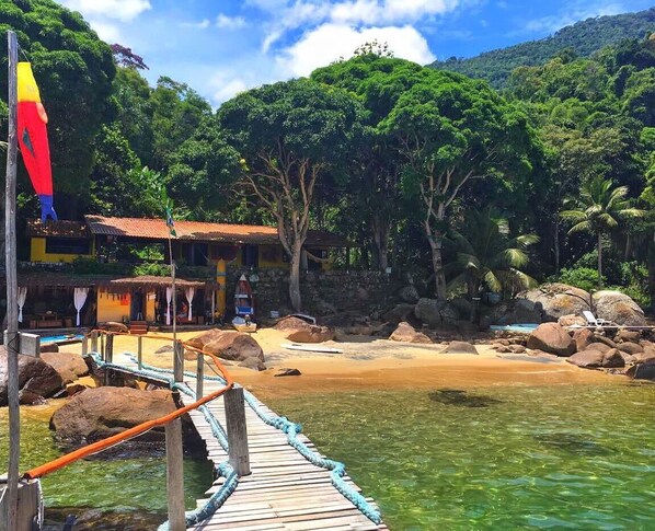 On the beach, free beach shuttle, scuba diving, motor boating - Chale da Ilha (Angra dos Reis)