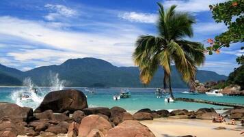 Di pantai, antar-jemput gratis ke pantai, dan scuba diving