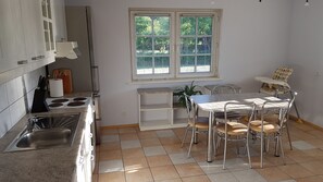 Luxury House, 4 Bedrooms, Garden View | Private kitchen | Full-sized fridge, microwave, oven, stovetop - Sinilille 7 Holiday Home (Kuressaare)