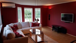 Luksustalo, 4 makuuhuonetta, näköala puutarhaan | Olohuone | LED-televisio, takka, DVD-soitin