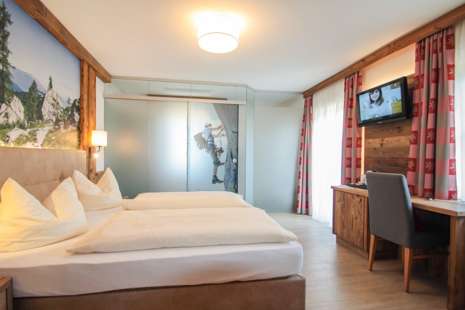 Doppel- oder Zweibettzimmer, Balkon | Zimmersafe, Schreibtisch, schallisolierte Zimmer, kostenloses WLAN