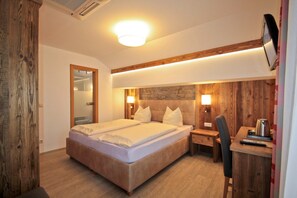 Double or Twin Room, Mountainside | In-room safe, desk, soundproofing, free WiFi - Zeller Hof (Ruhpolding)