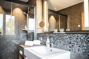 Junior Suite, Balcony | Bathroom | Hair dryer, bathrobes, towels - Hotel Zur Post (Ruhpolding)