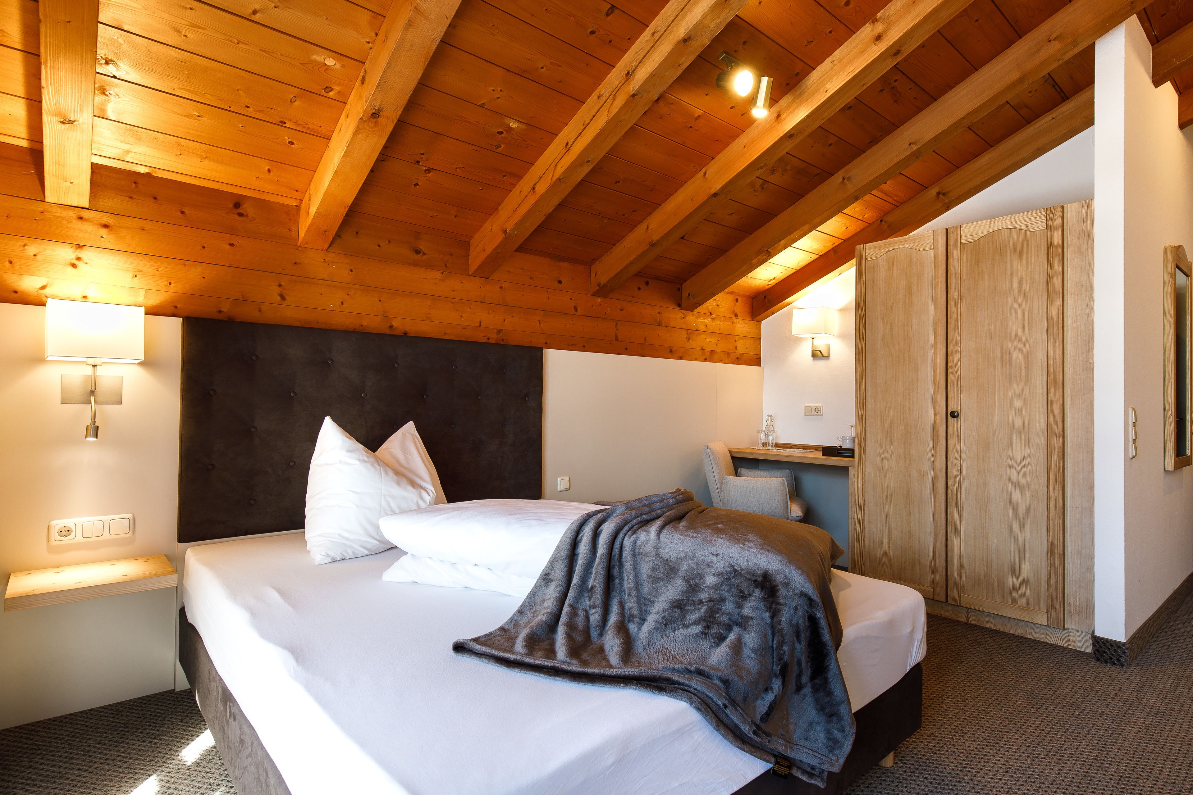 single room | 1 bedroom, in-room safe, blackout curtains, free wifi