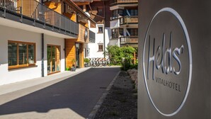 Entrada de un hotel con un cartel que dice "Helios Vitalhotel".