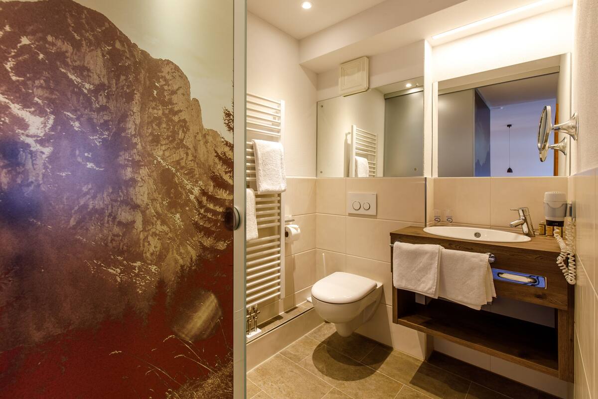superior suite | bathroom | shower, free toiletries, hair dryer, towels