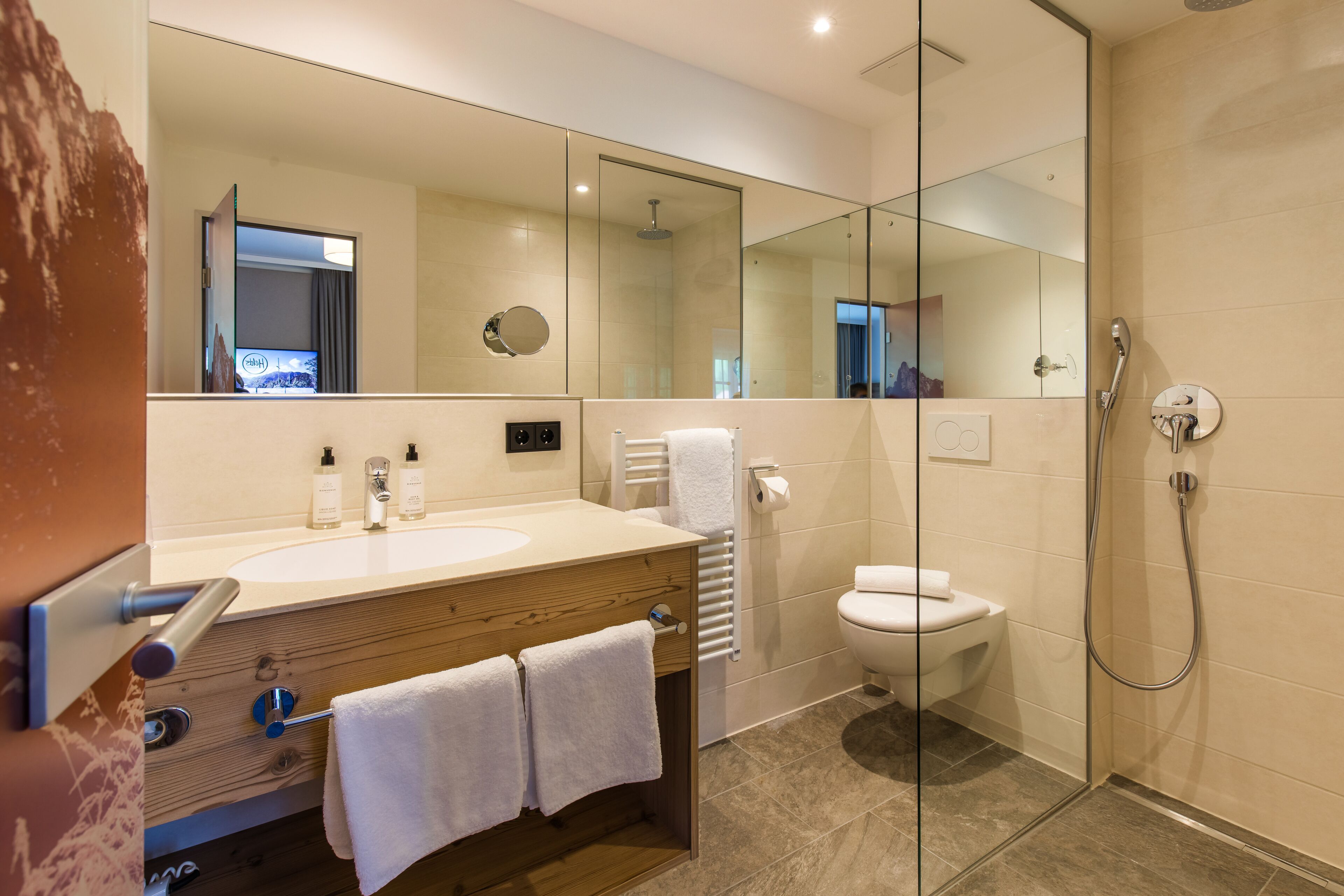 junior suite | bathroom | shower, free toiletries, hair dryer, towels