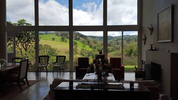 Hus Panoramic - 2 sovrum - utsikt mot bergen - intill bergen | Vardagsrum | Platt-tv