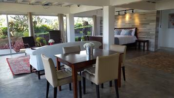 Loft Premium - 1 queensize-säng - utsikt mot bergen - intill bergen | Gratis wi-fi och sängkläder