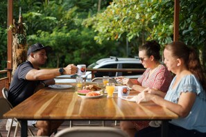 Breakfast area - Cabañas del Rio (La Fortuna)