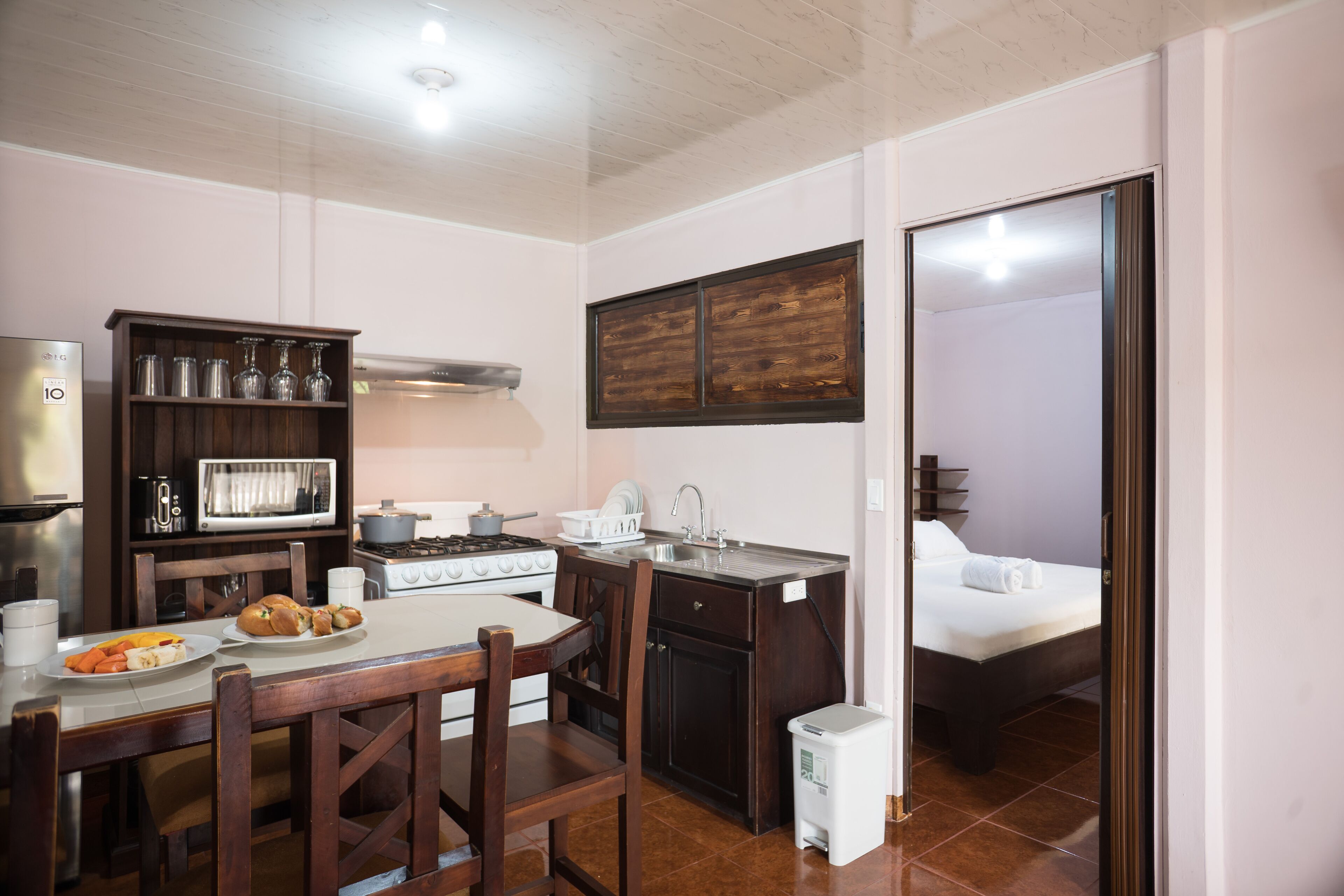 Studio Suite Keluarga, Beberapa Tempat Tidur | Dapur pribadi | Lemari es besar, microwave, oven, dan mesin pembuat kopi/teh