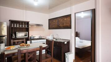 Studio Suite Keluarga, Beberapa Tempat Tidur | Dapur pribadi | Lemari es besar, microwave, oven, dan mesin pembuat kopi/teh