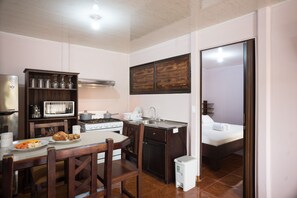 Suite estudio familiar, varias camas | Cocina privada | Refrigerador con congelador, microondas, horno y cafetera y tetera 