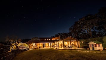 Fachada da propriedade à noite