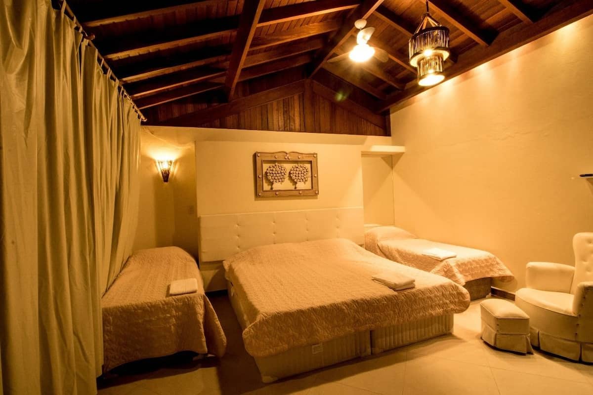 Habitación cuádruple Premium | Ropa de cama de alta calidad, minibar y tabla de planchar con plancha