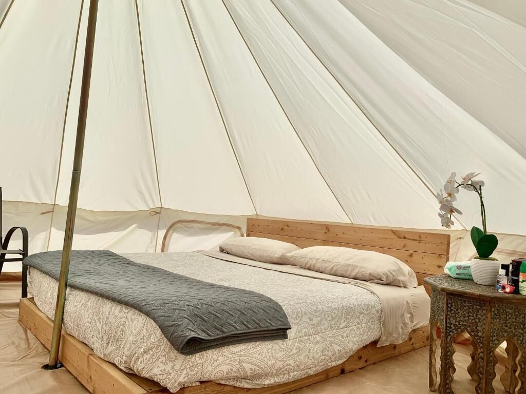 Tente Prestige, 1 très grand lit, climatisation, vue sur la montagne | Literie de qualité, couette en duvet, accès au Wi-Fi (inclus)