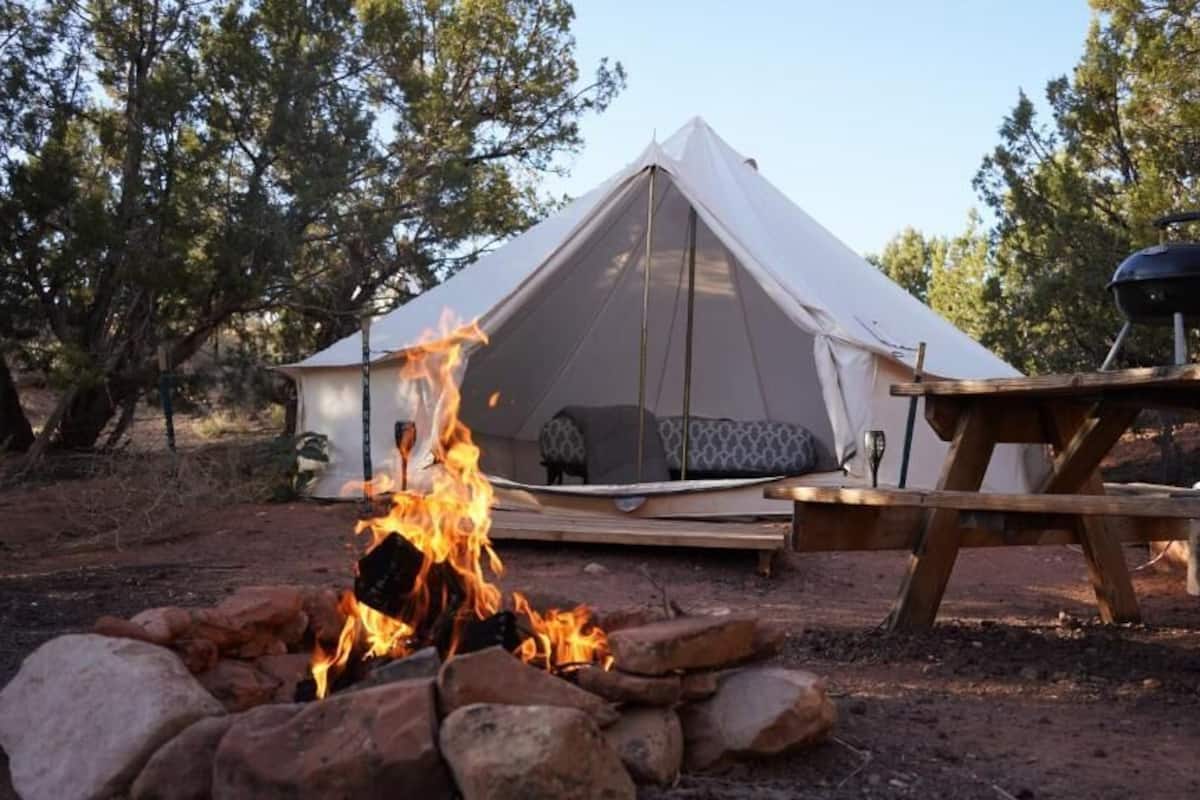 Premium tent, 1 kingsize bed, airconditioning, uitzicht op bergen | Terras