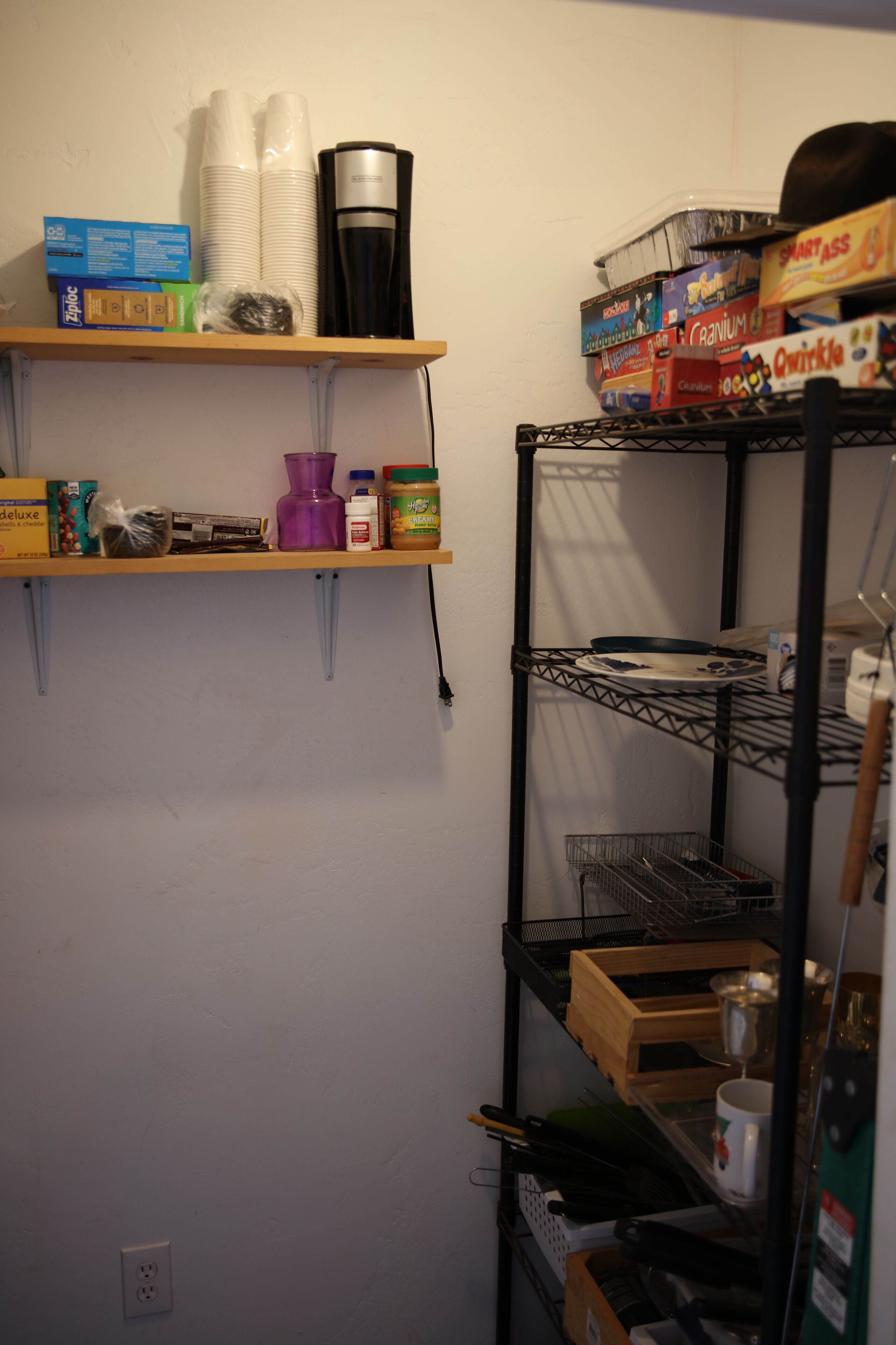 Un área de almacenamiento con estantes que contienen cajas, frascos y recipientes varios.