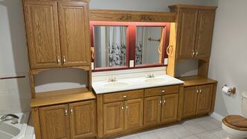 Ensemble baignoire-douche, articles de toilette (gratuits)
