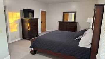 Luxury Single Room | Premium bedding, iron/ironing board, free WiFi, bed sheets