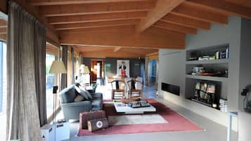 Coin salon dans le hall
